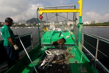 The Brazilian govt has decided of using helicopters and GPS to spot any floating rubbish over Guanabara Bay