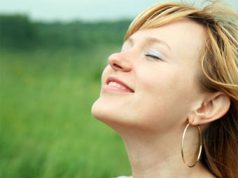 A study conducted by researchers using satellite imagery and data reveal that women who reside in homes surrounded by greenery live significantly longer than those in areas with less vegetation.