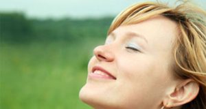 A study conducted by researchers using satellite imagery and data reveal that women who reside in homes surrounded by greenery live significantly longer than those in areas with less vegetation.