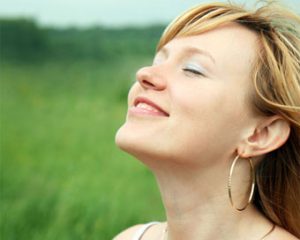 A study conducted by researchers using satellite imagery and data reveal that women who reside in homes surrounded by greenery live significantly longer than those in areas with less vegetation.